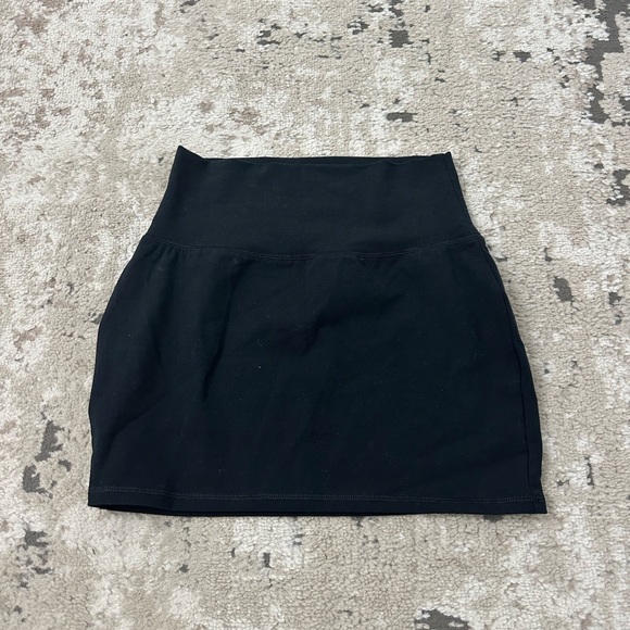 TNA Hold-It Black Mini Skirt Size Small - Picture 1 of 4